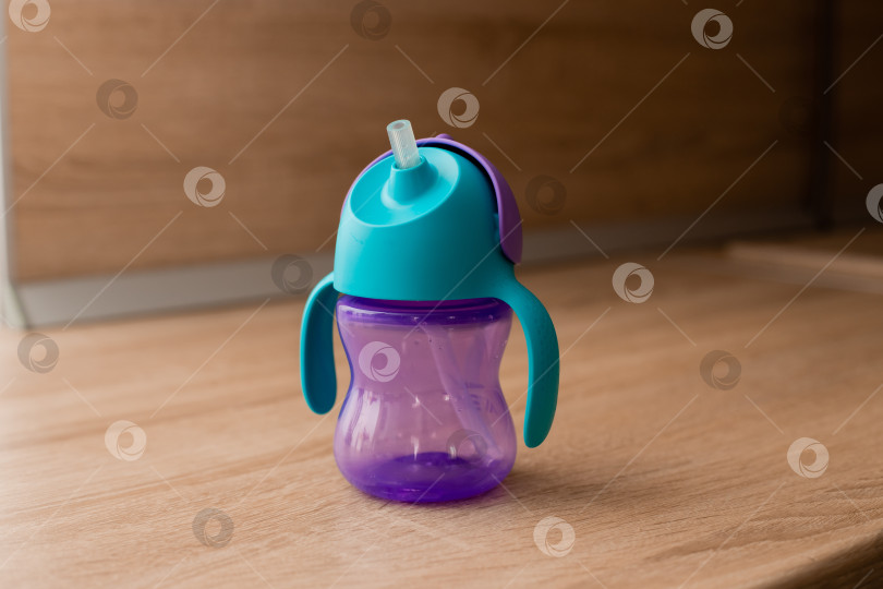 Скачать детская бутылочка с водой стоит на кухне фотосток Ozero
