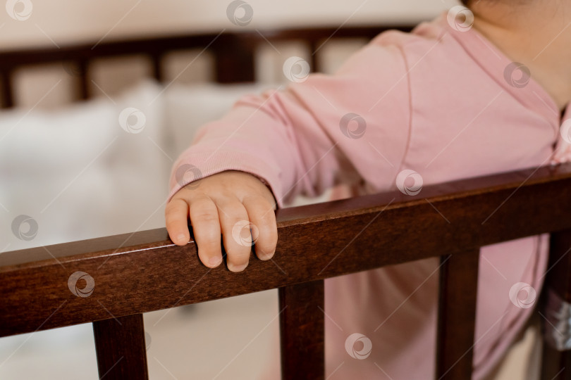 Скачать Рука ребенка в постели крупным планом фотосток Ozero