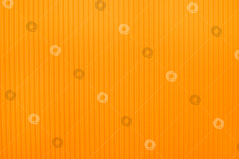 Скачать Абстрактный фон из гофрированной бумаги для нанесения оранжевого цвета. Пространство для текста. Текстура. Вертикальные полосы. фотосток Ozero