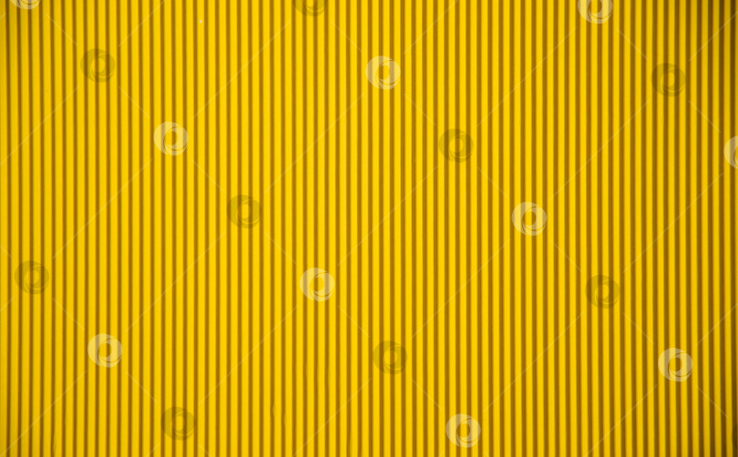 Скачать Абстрактный фон из гофрированной бумаги для нанесения желтого цвета. Пространство для текста. Текстура. Вертикальные полосы. фотосток Ozero
