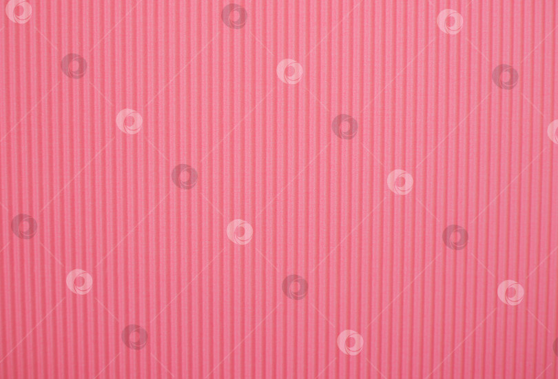 Скачать Абстрактный фон из гофрированной бумаги для розовой аппликации. Пространство для текста. Текстура. Вертикальные полосы. фотосток Ozero