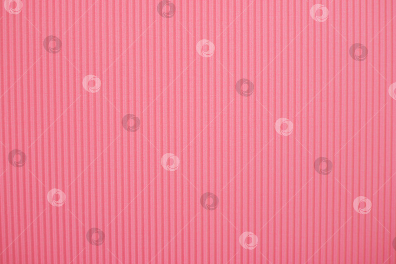 Скачать Абстрактный фон из гофрированной бумаги для розовой аппликации. Пространство для текста. Текстура. Вертикальные полосы. фотосток Ozero