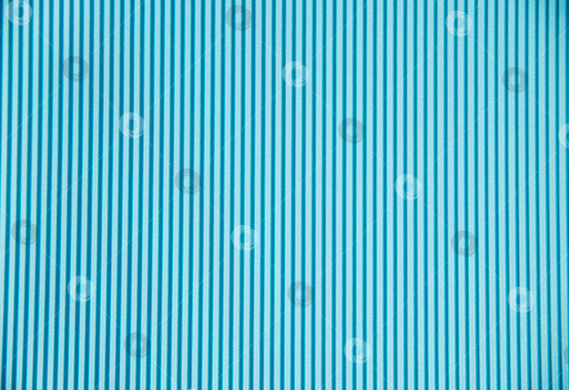 Скачать Абстрактный фон из гофрированной бумаги для нанесения синим цветом. Пространство для текста. Текстура. Вертикальные полосы. фотосток Ozero