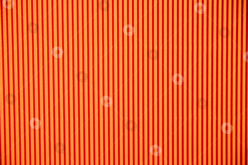 Скачать Абстрактный фон из гофрированной бумаги для нанесения оранжевого цвета. Пространство для текста. Текстура. Вертикальные полосы. фотосток Ozero