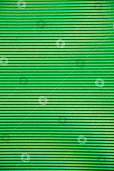 Скачать Абстрактный фон из гофрированной бумаги для нанесения в зеленом цвете. Пространство для текста. Текстура. Горизонтальные полосы. фотосток Ozero