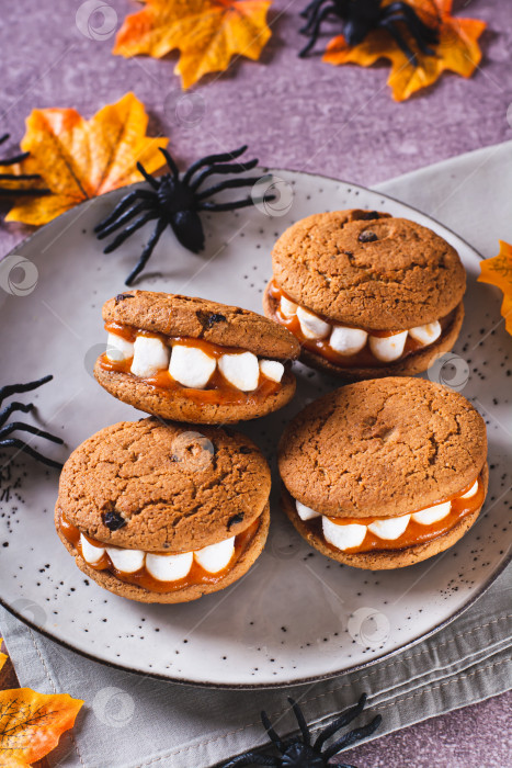 Скачать Хэллоуин угощает печеньем с зефирными зубками на тарелке и с фотосток Ozero