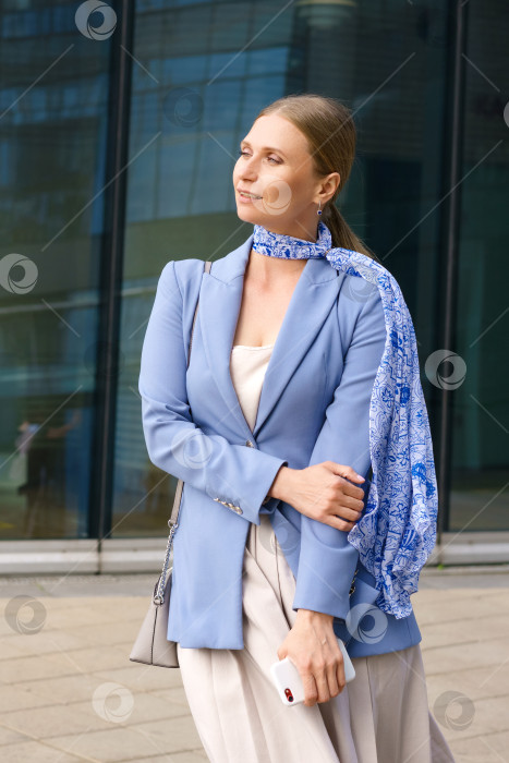 Скачать Портрет красивой деловой женщины на фоне офисного здания фотосток Ozero