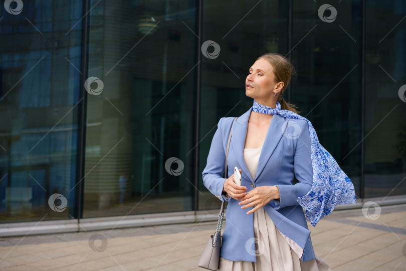 Скачать Девушка позирует на фоне бизнес-центров. фотосток Ozero