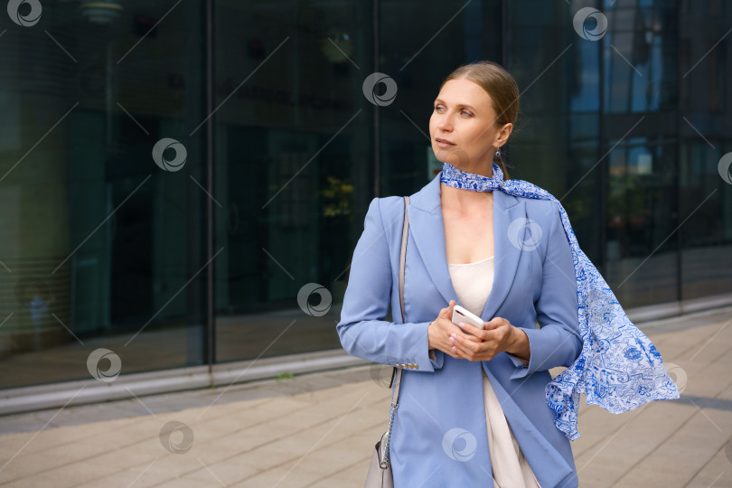 Скачать Портрет красивой деловой женщины на фоне офисного здания фотосток Ozero