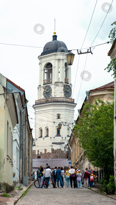 Скачать Выборг, вид на средневековую часовую башню с улицы Старого города фотосток Ozero