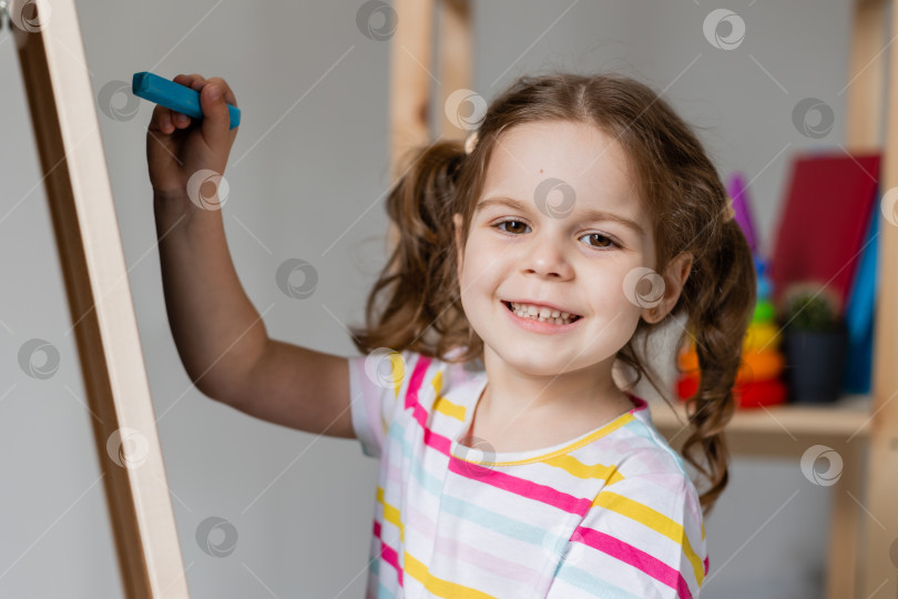 Скачать милая маленькая девочка рисует мелом на доске в детском саду фотосток Ozero