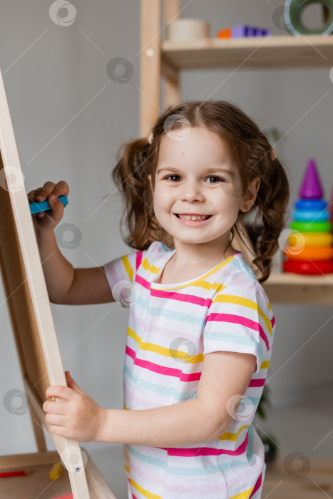 Скачать милая маленькая девочка рисует мелом на доске в детском саду фотосток Ozero