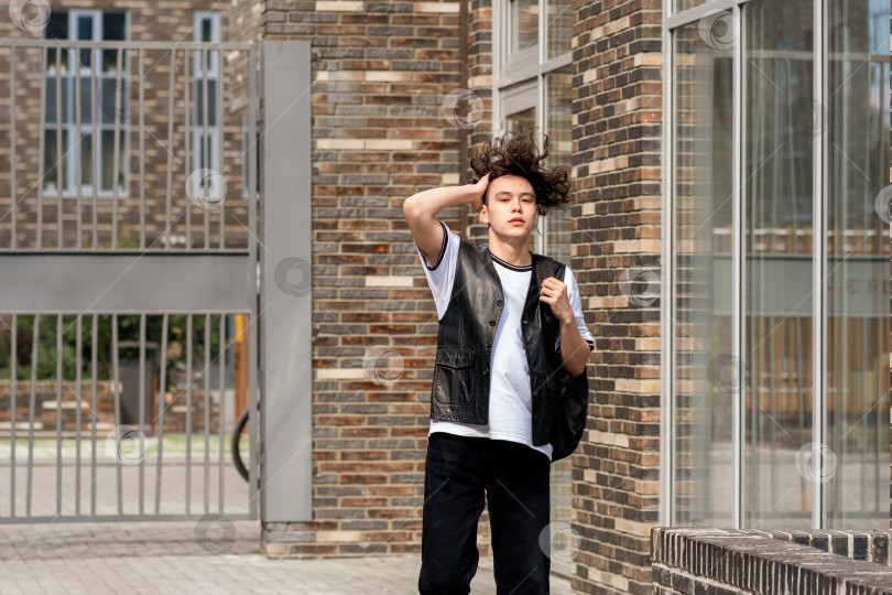 Скачать молодой человек на улице на фоне городских зданий фотосток Ozero