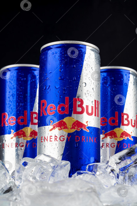 Скачать Батуми, Грузия - 10 июля 2023 года: Алюминиевая банка энергетического напитка Red Bull со льдом. Red Bull - самый популярный энергетический напиток в мире. фотосток Ozero