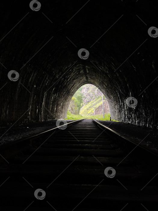 Скачать Свет в конце туннеля, выход из темного железнодорожного туннеля фотосток Ozero