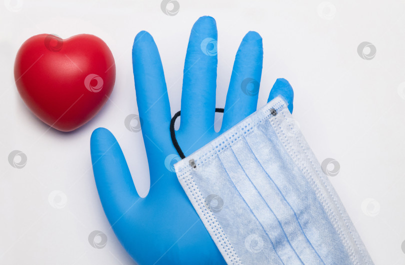 Скачать Антистрессовая импульсная губка в форме сердца рядом с медицинской перчаткой и маской фотосток Ozero