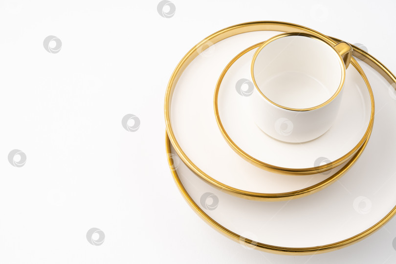Скачать Набор из белой и коричневой керамической тарелки и чашки на белой подставке фотосток Ozero