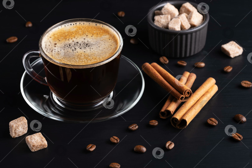Скачать Кофейная чашка с блюдцем на черном деревянном столе фотосток Ozero