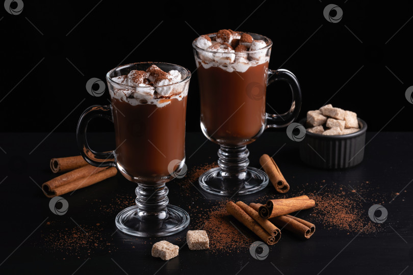 Скачать Две чашки горячего шоколада, какао или теплого напитка с зефиром фотосток Ozero