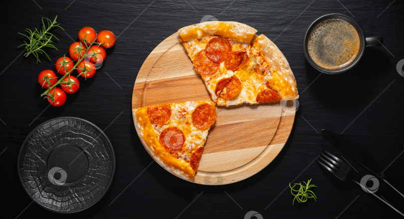 Скачать Свежая и горячая пицца пепперони и кофе на черном фоне фотосток Ozero