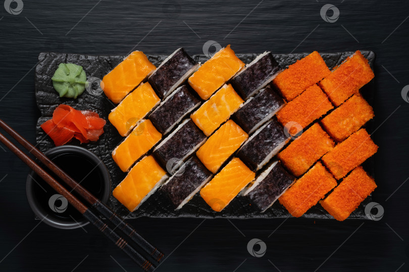 Скачать Различные виды суши, подаваемые на Блэкстоуне фотосток Ozero