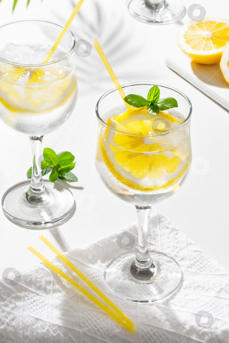 Скачать Лимонный коктейль с игристым вином со льдом в бокале isol фотосток Ozero
