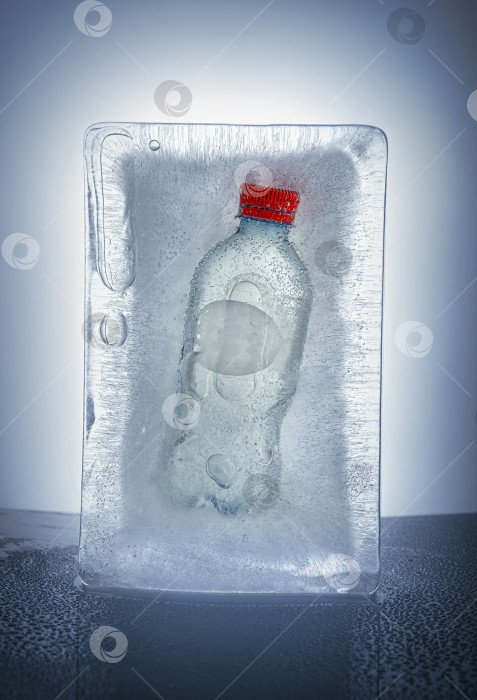 Скачать Бутылка, замороженная в кусочке льда. Пузырьки и трещины во льду, фотосток Ozero