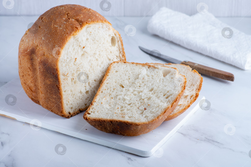 Скачать Свежий хлеб на деревянной подушке. Свежеиспеченный хлеб на ж фотосток Ozero