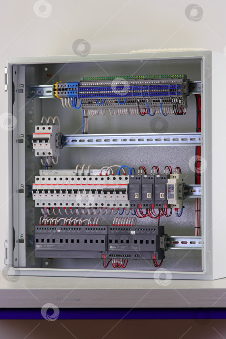 Скачать Распределительный щит электрической автоматики для управления группами нагрузок в системе "Умный дом". фотосток Ozero