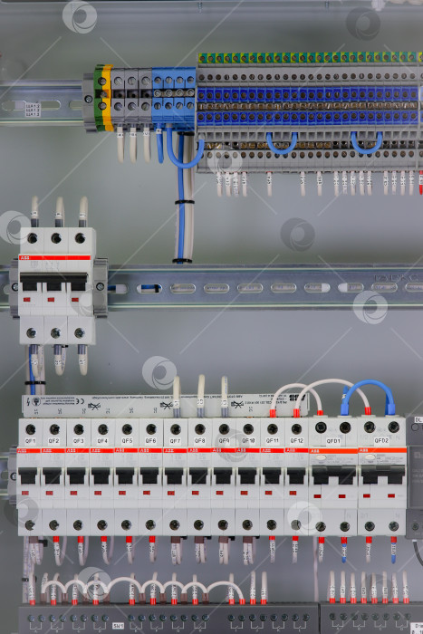 Скачать Автоматические выключатели ABB для защиты электрических нагрузок в электрическом распределительном щите. фотосток Ozero