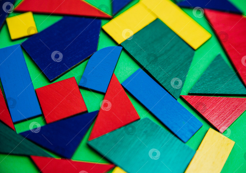 Абстрактный фон.Геометрические фигуры разных цветов на зеленом фоне.Концепция логического мышления. - Ozero - российский фотосток