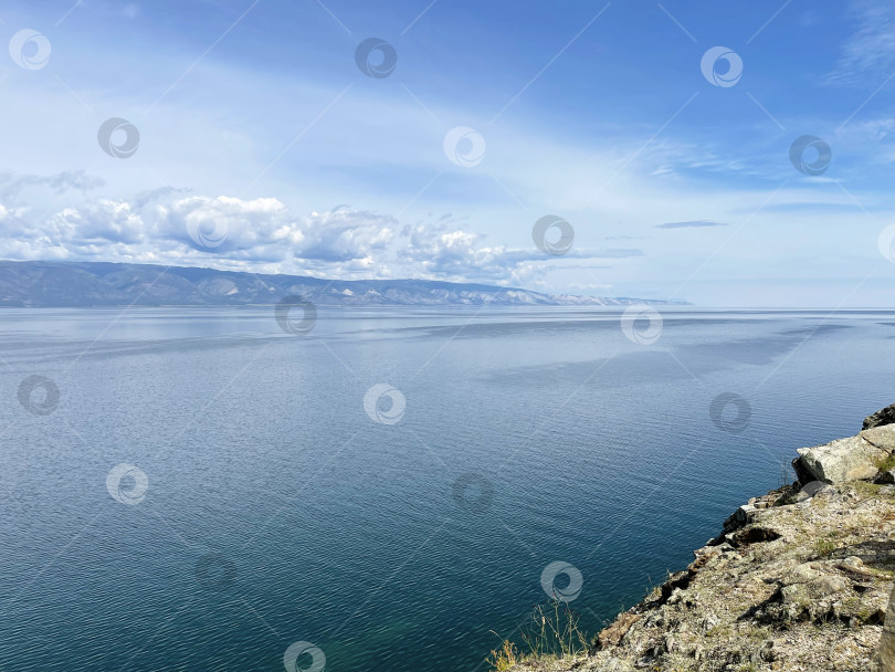 Скачать Пролив Малого моря в солнечный летний день, озеро Байкал, Россия фотосток Ozero