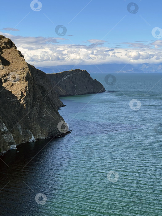 Скачать Прекрасный вид на озеро Байкал, мыс Хобой, Ольхон, Россия фотосток Ozero