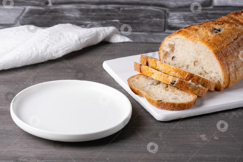 Скачать Пустая тарелка и хлеб на сером фоне. Пустое место для копирования фотосток Ozero