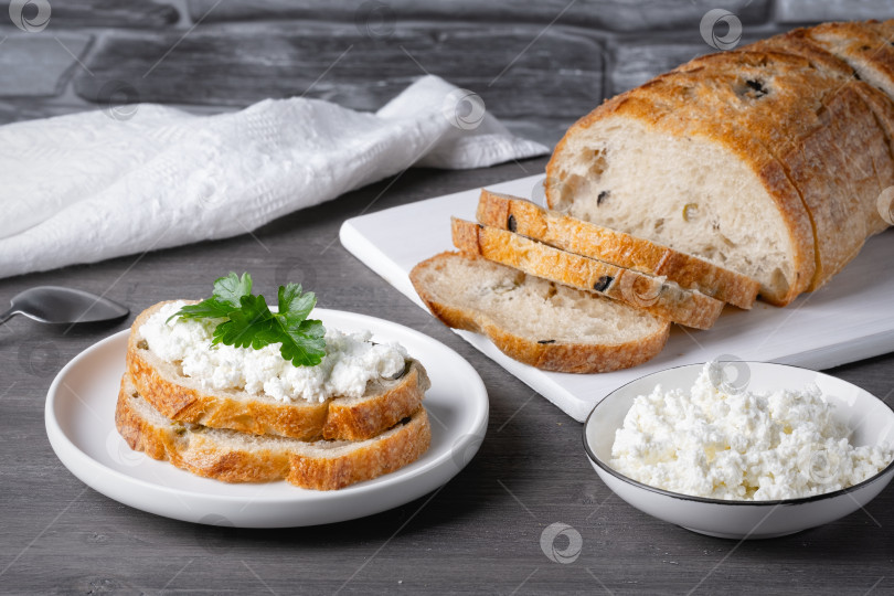 Скачать Бутерброды с творогом и хлебом с оливками на сером т фотосток Ozero