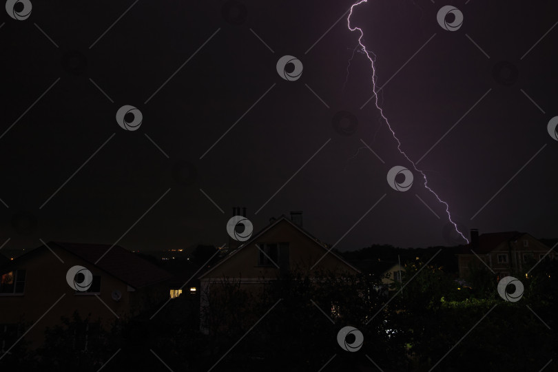 Скачать Красивые вспышки молний в вечернем небе во время раскатов грома фотосток Ozero