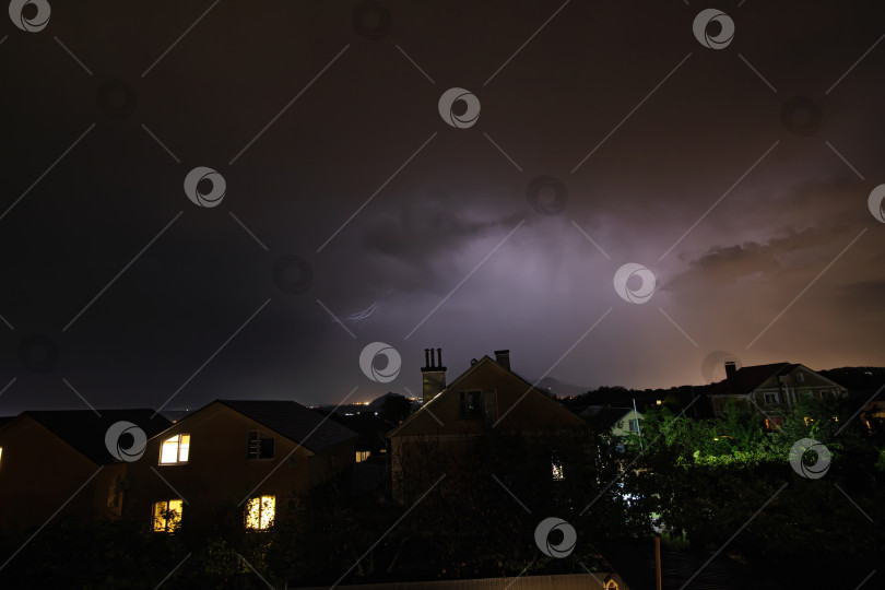 Скачать Красивые вспышки молний в вечернем небе во время раскатов грома фотосток Ozero
