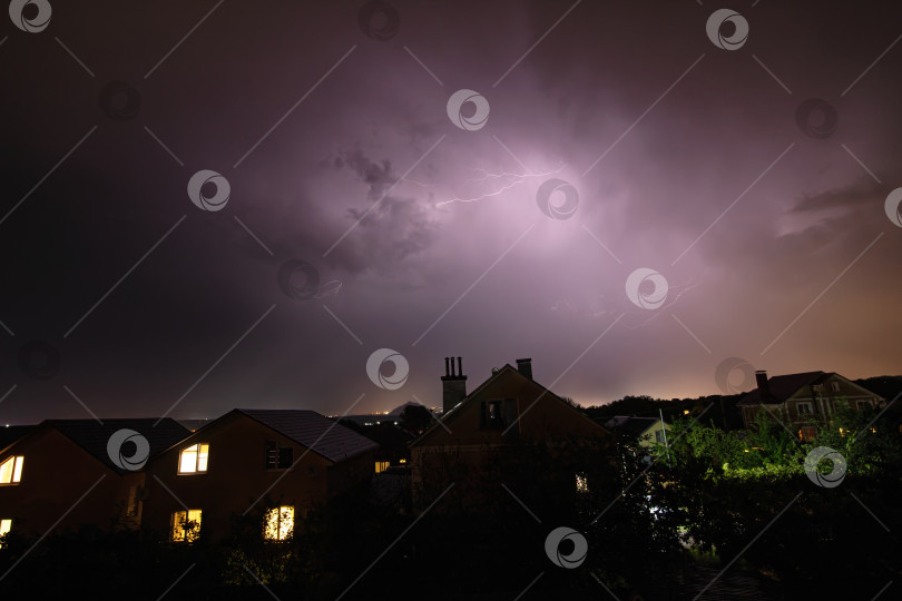 Скачать Красивые вспышки молний в вечернем небе во время раскатов грома фотосток Ozero