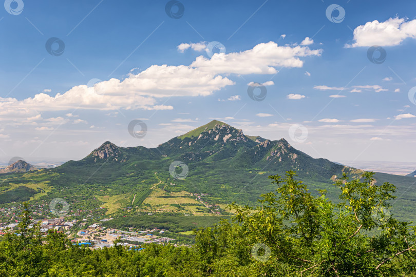 Скачать Вид на гору Бештау, прилегающий город снизу и сверху фотосток Ozero