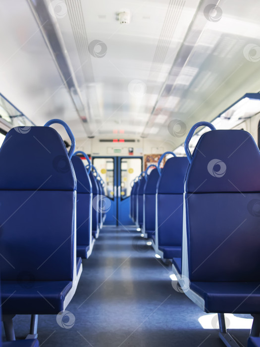 Скачать Пустой вагон поезда с синими кожаными сиденьями фотосток Ozero