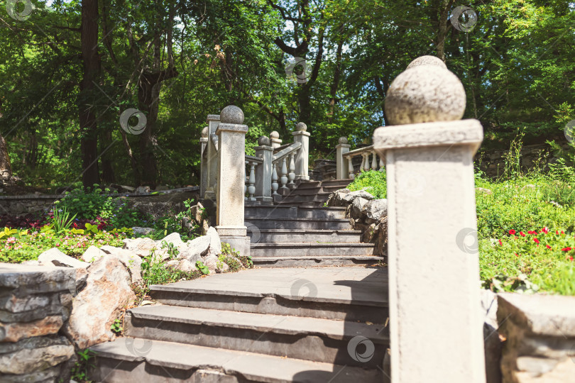 Скачать Старинная лестница с каменными колоннами и перилами в городском парке фотосток Ozero
