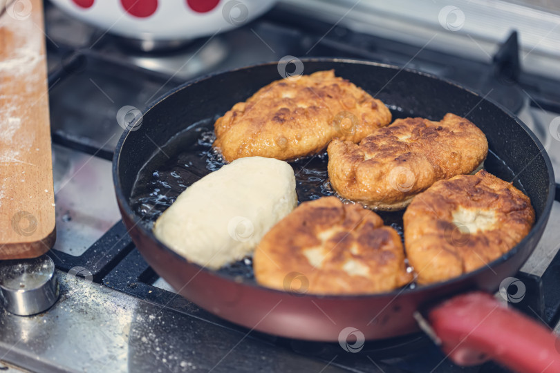 Скачать Традиционная домашняя русская кухня - жареные в масле пирожки с картофелем фотосток Ozero