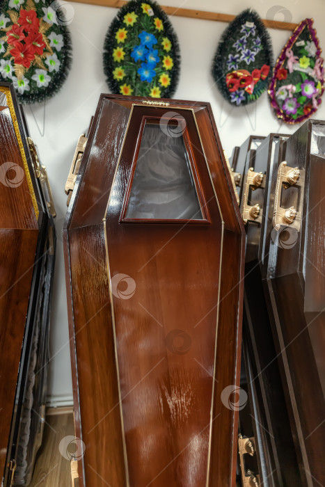 Скачать Специальный деревянный гроб со стеклянной вставкой для похорон пациентов с Covid-19 фотосток Ozero