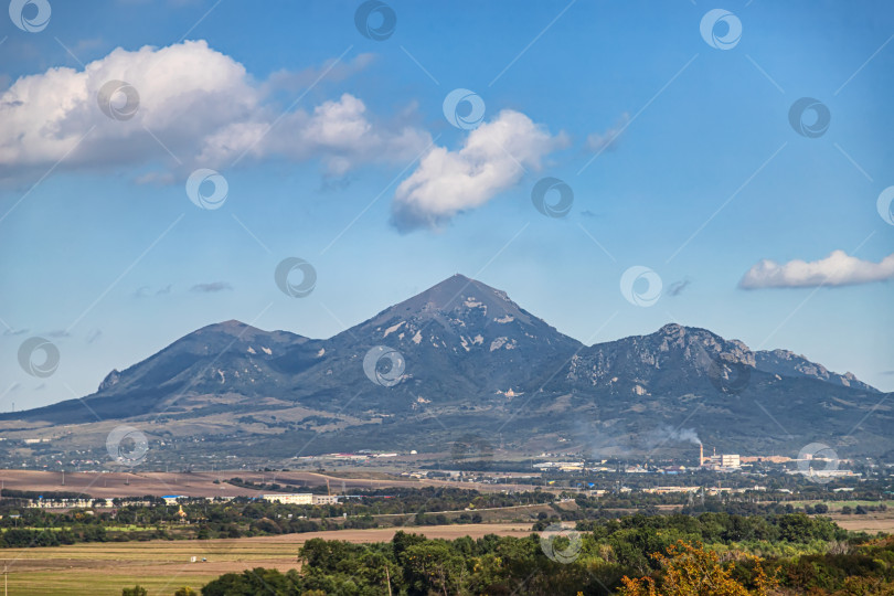 Скачать Осенний пейзаж с видом на гору Бештау фотосток Ozero