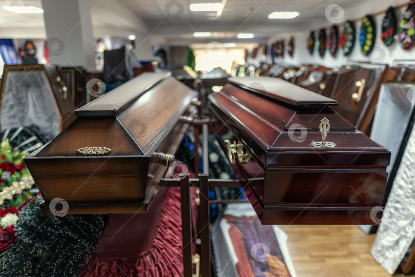 Скачать Большой выбор деревянных гробов, покрытых лаком, в ритуальном магазине фотосток Ozero