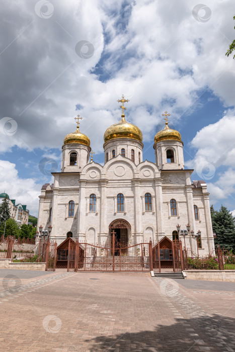 Скачать Большая православная церковь с белокаменным фасадом и позолоченными куполами фотосток Ozero