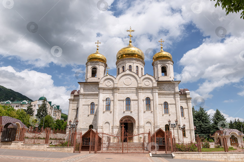 Скачать Большая православная церковь с белокаменным фасадом и позолоченными куполами фотосток Ozero