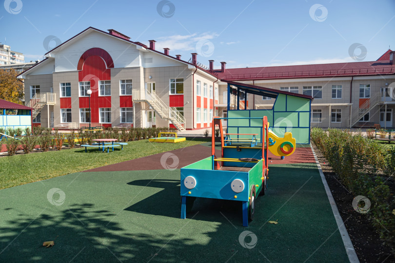Скачать Детская площадка нового детского сада осенью фотосток Ozero