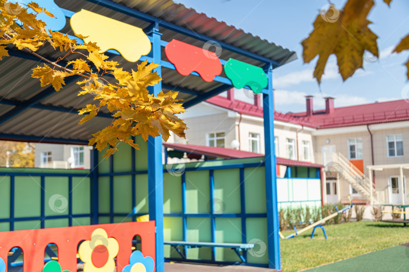 Скачать Детская площадка нового детского сада осенью фотосток Ozero