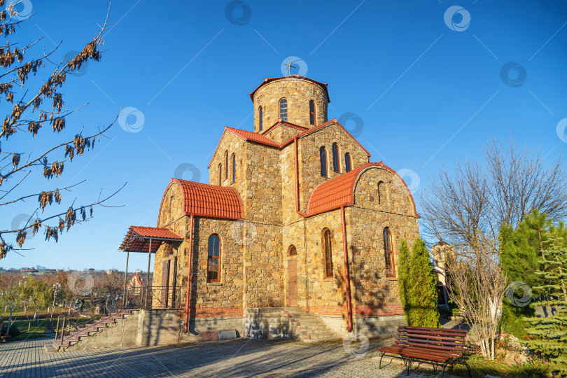 Скачать Православный храм, облицованный камнями в стиле храмов огнепоклонников в Архызе фотосток Ozero